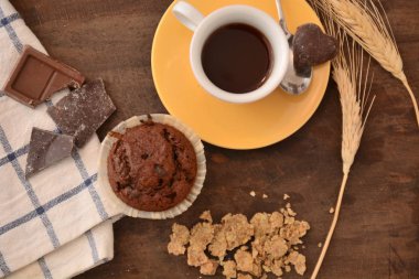 Kahvaltı Çikolatalı Muffin Kahve Espresso siyah tahıl çikolata parçaları masada sabah