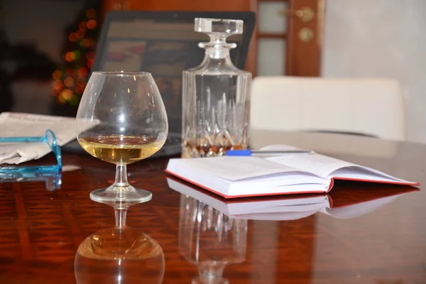 Bere Bicchiere Cognac Alchol Tavola Con Notebook Glasse Penna Ufficio — Foto Stock