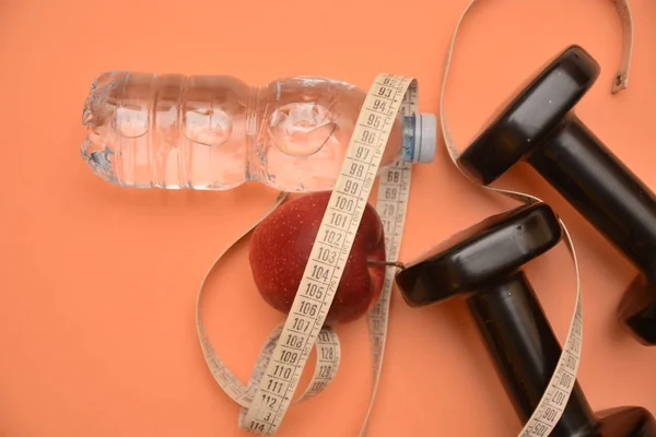 饮食与 Fitnes 健康苹果水食物和饮料运动哑口占米健康美容公司 — 图库照片