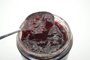 tatlı meyve kiraz reçeli kahvaltıda kızarmış ekmek üzerinde