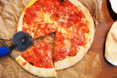 İtalyan pizza mozzarella peyniri ve domates ile