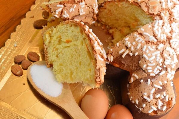 이탈리아 부활절 디저트 Colomba 케이크 아몬드와 테이블에 — 스톡 사진