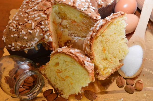 Pastel Colomba Postre Pascua Italiano Con Almendras Azúcar Mesa —  Fotos de Stock