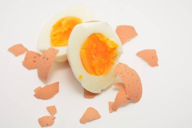 Beyaz arka plan üzerinde gıda pişmiş yumurta