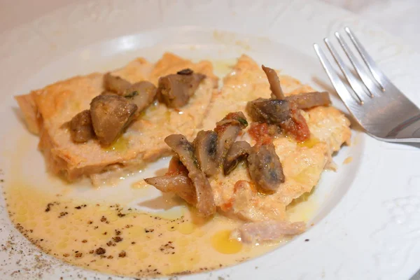 Piatto Carne Funghi Latte Pepe Nero Cibo Sul Tavolo — Foto Stock