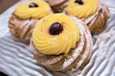 zeppola San giuseppe şenlik tipik İtalyan tatlı sud İtalya gurme gıda krem kiraz