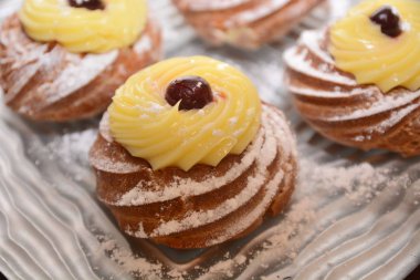 zeppola San giuseppe şenlik tipik İtalyan tatlı sud İtalya gurme gıda krem kiraz