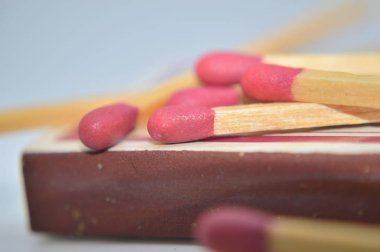 Beyaz arka plan nesnesi yanıyor ahşap maçlar