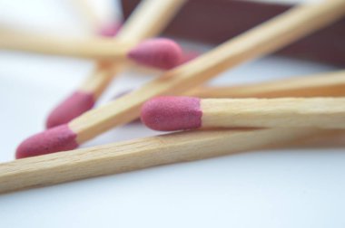 Beyaz arka plan nesnesi yanıyor ahşap maçlar