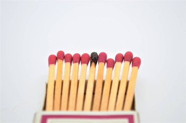 Beyaz arka plan nesnesi yanıyor ahşap maçlar