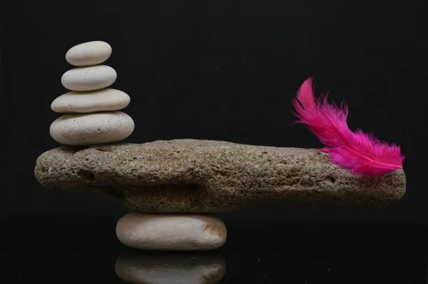 denge taşlar ve kırmızı tüy denge ağırlığı