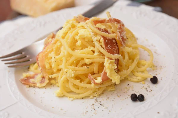 Italienische Spaghetti Carbonara Tipic Essen Mit Eiern Käse Pfeffer — Stockfoto