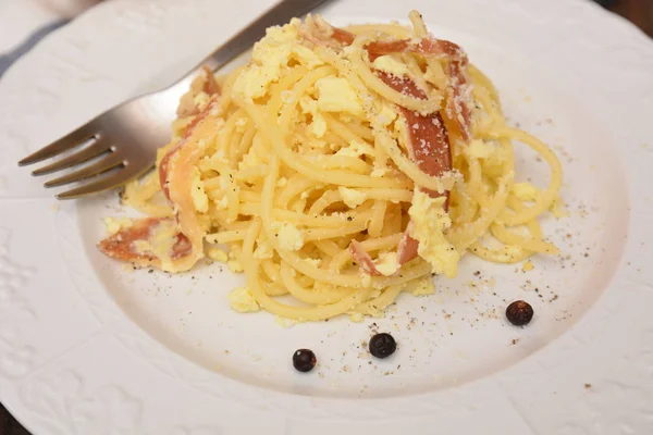 Talyan Spagetti Carbonara Tipic Yemek Yumurtalı Peynirli Biber — Stok fotoğraf