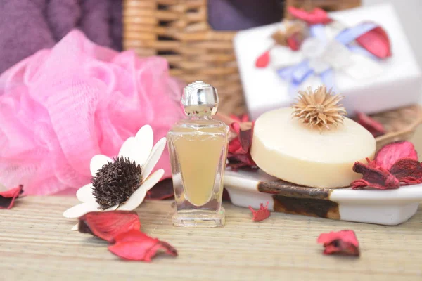 Aceite Esencial Jabón Para Cuerpo Bienestar Flores Toallas Equipo Spa —  Fotos de Stock