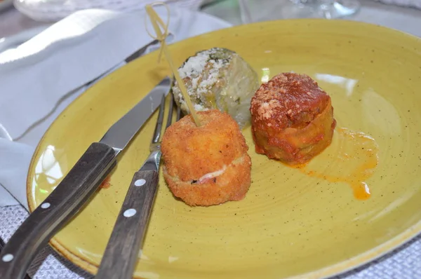 Antipasto Italiano Gourmet Nel Piatto Del Ristorante Tavola — Foto Stock