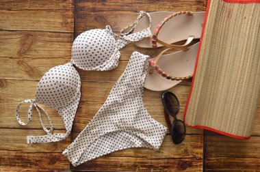 yaz moda mayo tanga sandalet tatil seyahat plaj deniz suyu