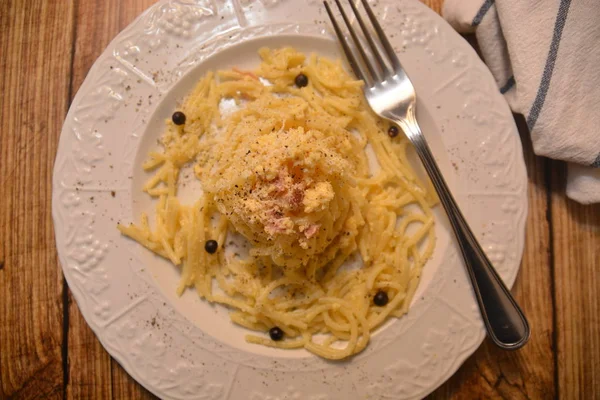 peynir ve yumurta ve jambon ile spagetti carbonara İtalyan klasik çanak gurme yemek