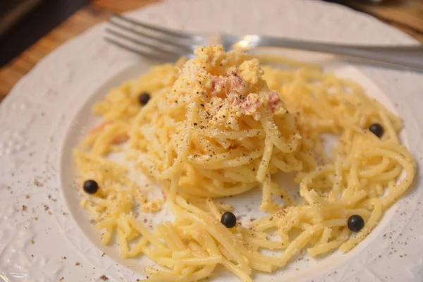 Peynir Yumurta Jambon Ile Spagetti Carbonara Talyan Klasik Çanak Gurme — Stok fotoğraf