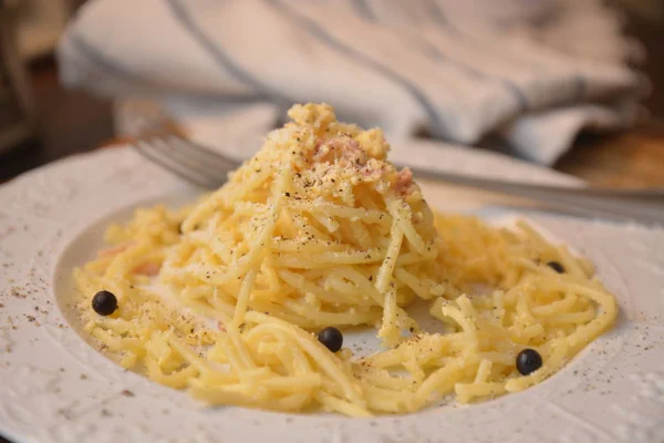 スパゲッティカルボナーライタリアの古典的な料理のグルメ食品チーズと卵とハム — ストック写真