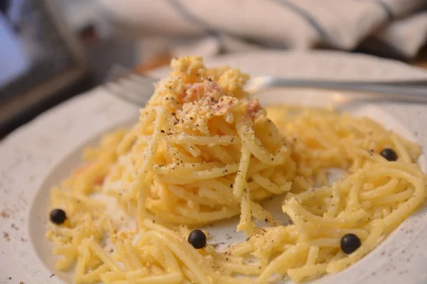 Peynir Yumurta Jambon Ile Spagetti Carbonara Talyan Klasik Çanak Gurme — Stok fotoğraf