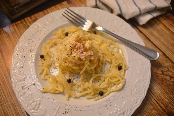 Spaghetti Carbonara Włoski Klasyczne Danie Wykwintne Jedzenie Serem Jaj Szynki — Zdjęcie stockowe