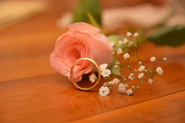 Svatba Zlatá Kroužka Vdaná Květina — Stock fotografie