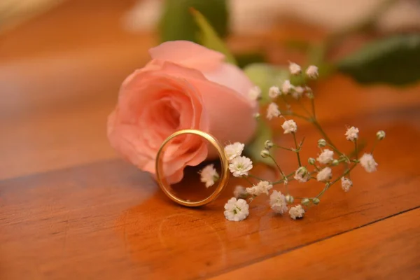 Wedding Gold Ring Married Flower Rose — Stock Photo, Image