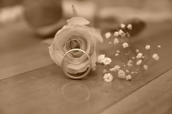 Γάμος Χρυσό Δαχτυλίδι Παντρεύτηκε Λουλούδι Τριαντάφυλλο — Φωτογραφία Αρχείου