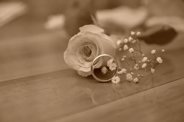 Anello Oro Nuziale Fiore Sposato Rosa — Foto Stock