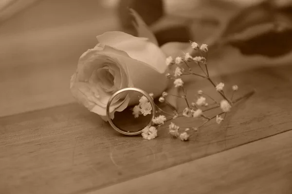 Bruiloft Gouden Ring Getrouwd Bloem Rose — Stockfoto