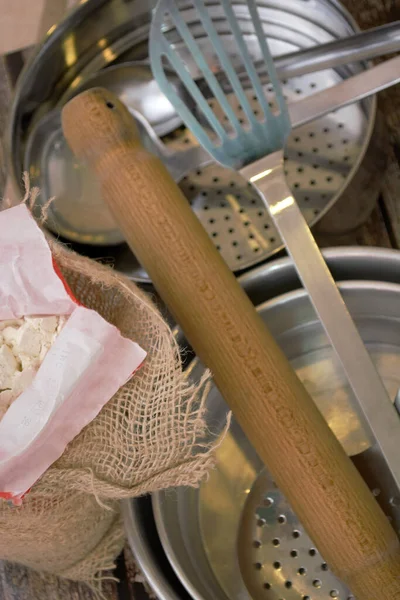 Yemek pişirmek için metal ve ahşaptan mutfak aletleri.