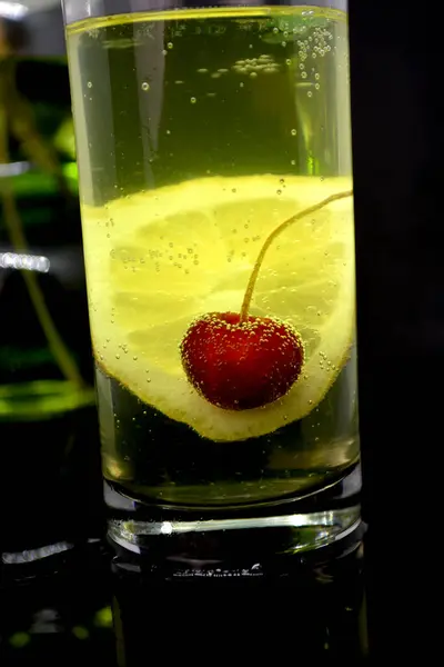 Limonlu ve sedir meyveli iç.