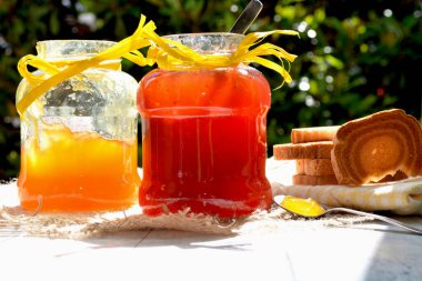 Kayısı reçeli kavanozları ve çilek reçeli