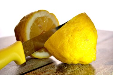 limon bıçakla ikiye bölünmüş.