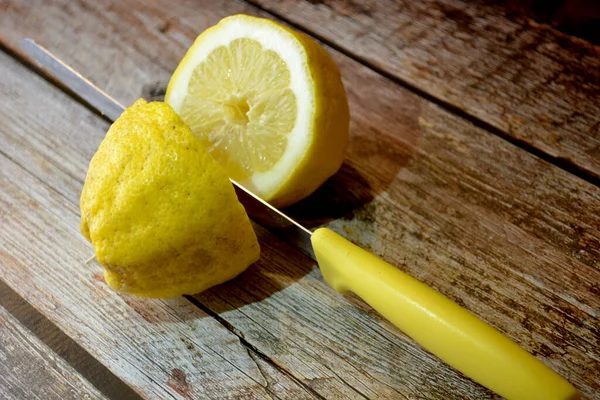 Лимон Вирізати Навпіл Ножем — стокове фото