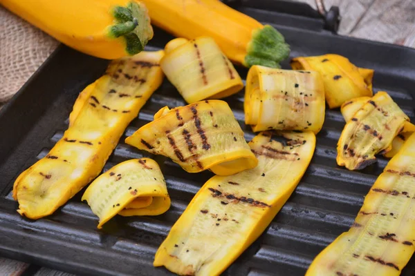Sarı kabak taze ve ızgara sebze.