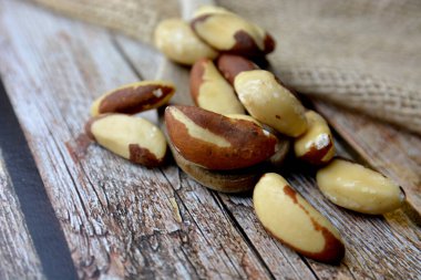 Brezilya fıstığı ahşap masada atıştırmalık