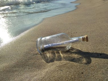 Kumsalda kumsalda bir şişede mesaj.
