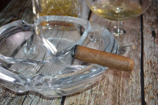 Puro iç, tütün iç, konyak iç.