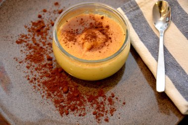 Tarçınlı kremalı tatlı, kakao likörü esmer şeker.