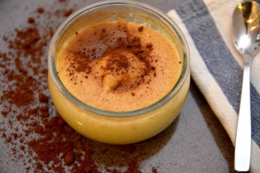 Katalan kremalı tatlı kakaolu tarçınlı esmer şeker likörü