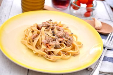 Tagliatelle sosis ve mantarlı İtalyan makarnası.
