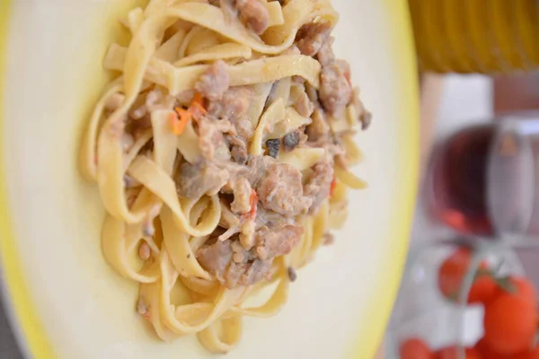 Tagliatelle Com Salsicha Cogumelos Macarrão Italiano — Fotografia de Stock