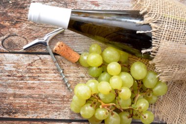 Üzüm hasadı şarap beyaz meyve, tirbuşon, ahşap masa.