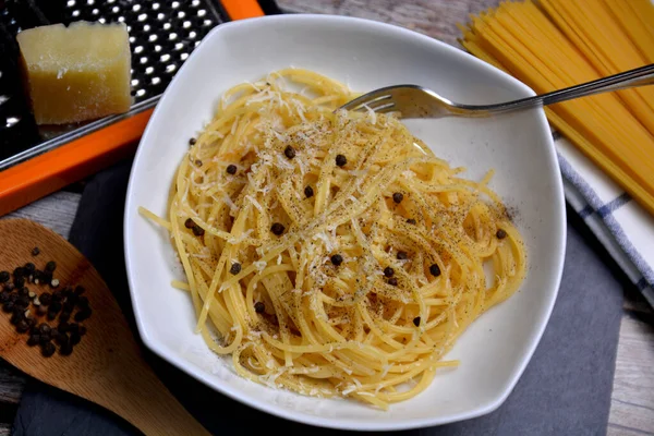 Macarrão Espaguete Queijo Pimenta Prato Tradicional Italiano Clássico — Fotografia de Stock