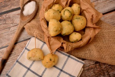 Yosun krepleri Tahta masada İtalyan sokak yemekleri