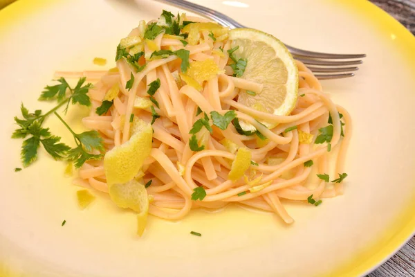 Macarrão Linguine Com Limão Prato Tradicional Ilha Capri Amalfi Costa — Fotografia de Stock