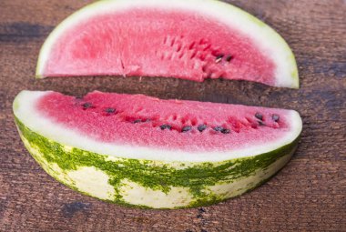 Ahşap tahta üzerinde iki seet karpuz dilimleri 