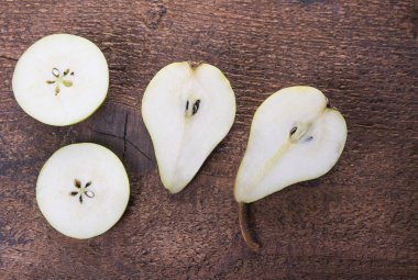 Yarısı kahverengi ahşap zemin içine iki armut meyve kesme