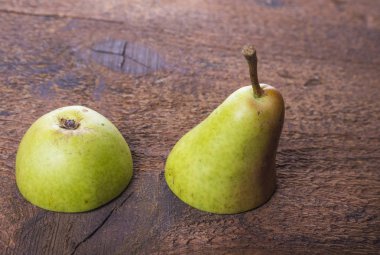 Tatlı armut meyve ahşap tahta üzerinde ikiye böldüm
